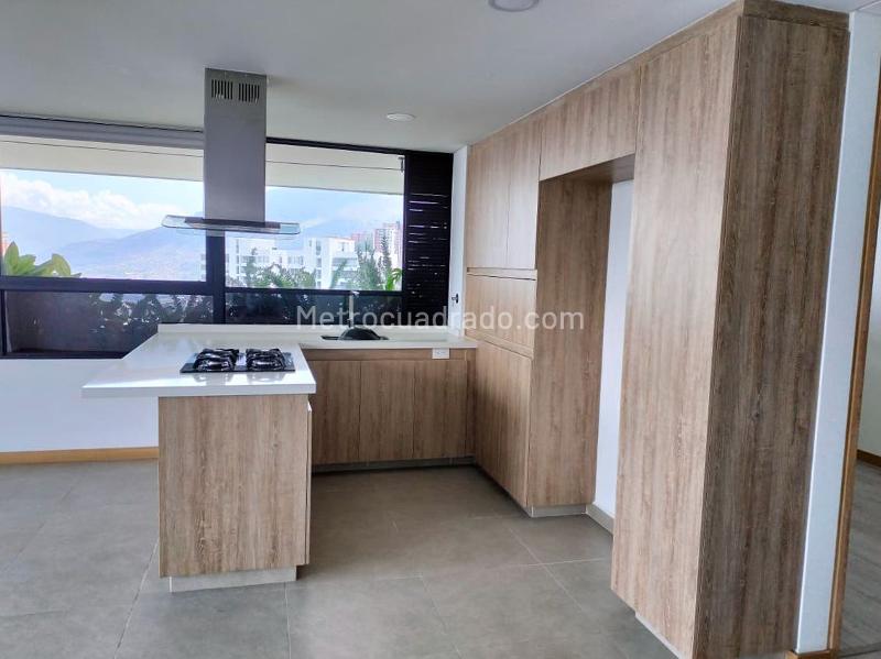 Modern 3BR Apartment with Balcony in El Poblado - 5