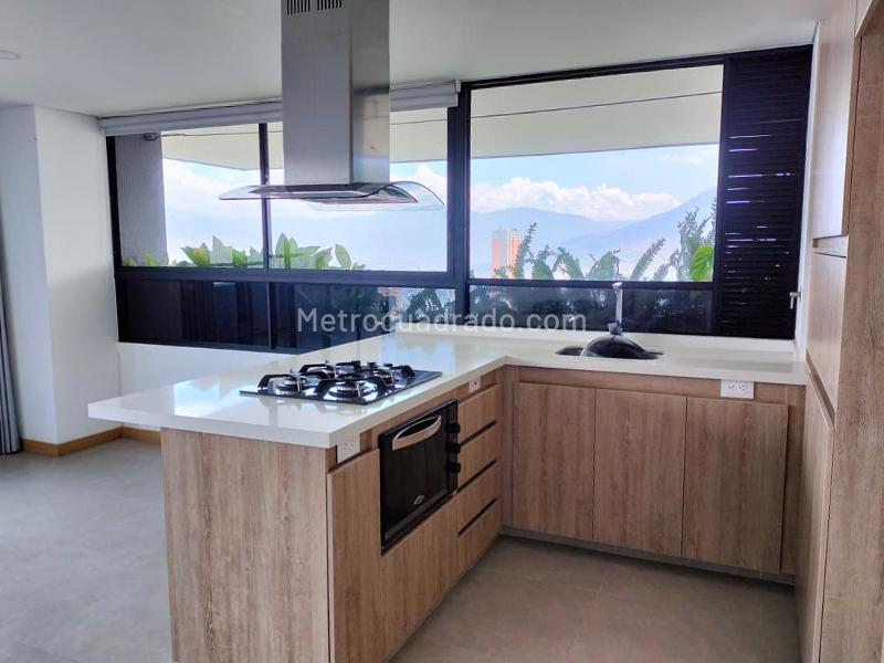 Modern 3BR Apartment with Balcony in El Poblado - 6