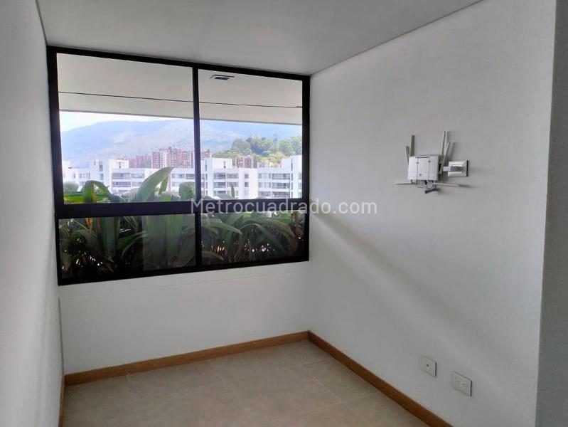 Modern 3BR Apartment with Balcony in El Poblado - 7
