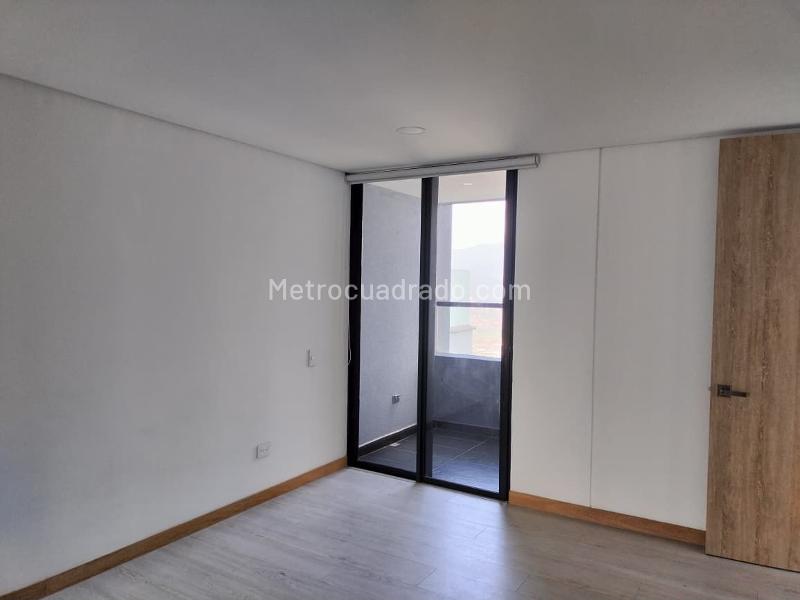 Modern 3BR Apartment with Balcony in El Poblado - 9