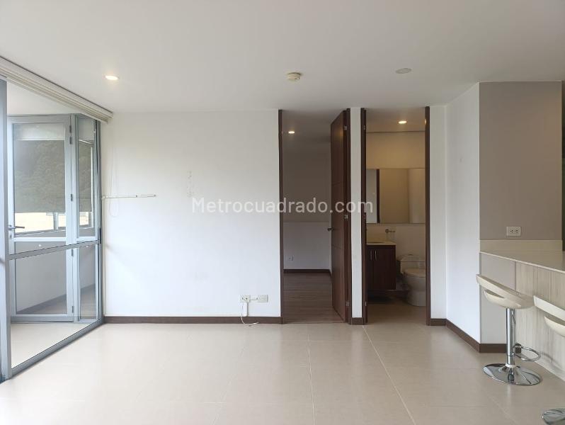 Apartamento Estudio de 1 Alcoba con Balcón y Parqueadero Cubierto en El Poblado