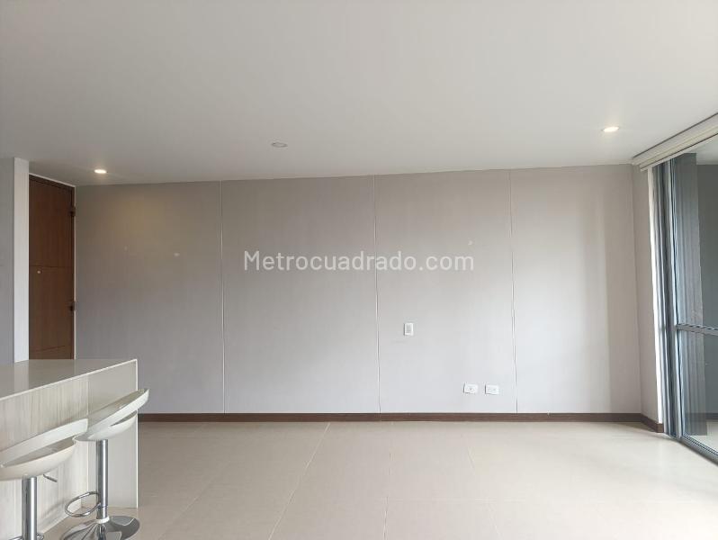 1BR Studio Apartment with Balcony and Covered Parking in El Poblado - 2