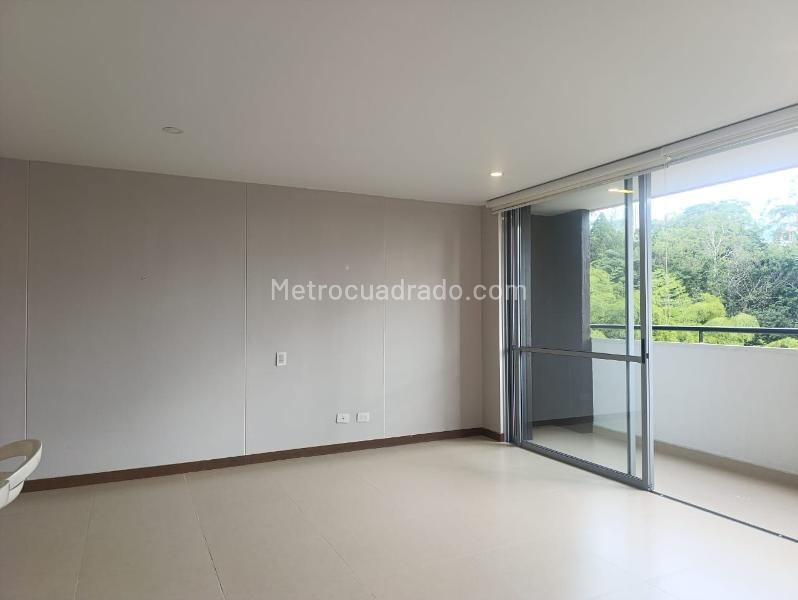1BR Studio Apartment with Balcony and Covered Parking in El Poblado - 3