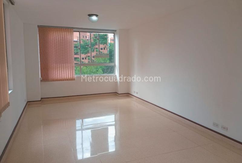 3BR Apartment with 2 Balconies and Covered Parking in El Poblado