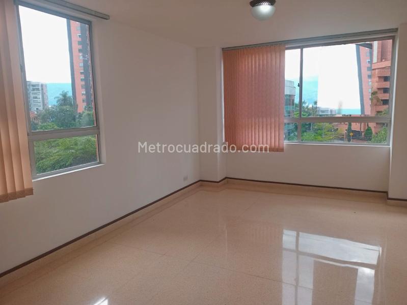 Apartamento de 3 Alcobas con 2 Balcones y Parqueadero Cubierto en El Poblado - 2