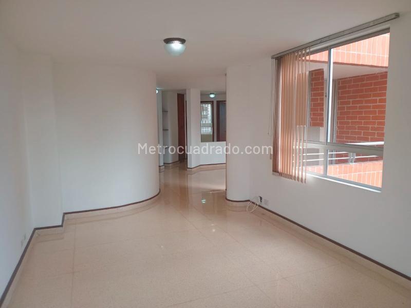 Apartamento de 3 Alcobas con 2 Balcones y Parqueadero Cubierto en El Poblado - 3