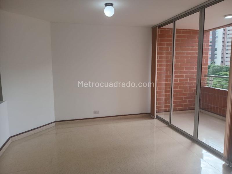 Apartamento de 3 Alcobas con 2 Balcones y Parqueadero Cubierto en El Poblado - 4