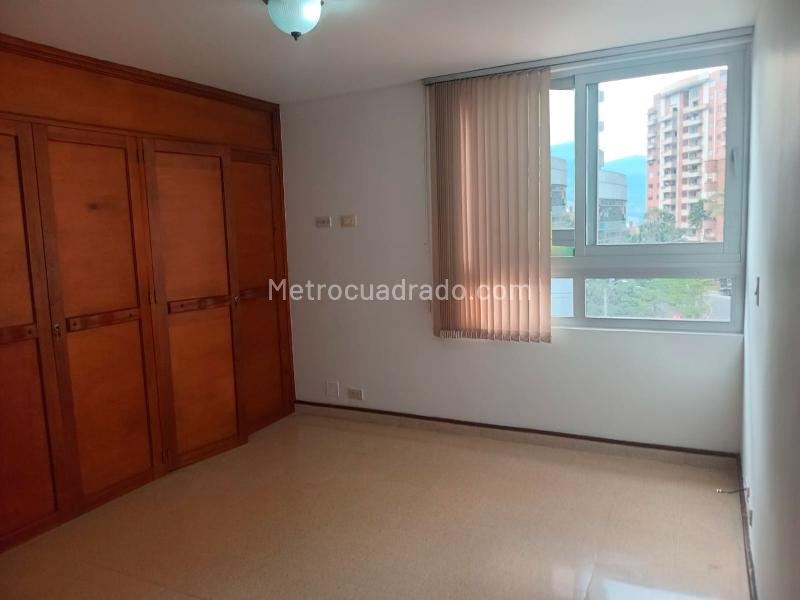 Apartamento de 3 Alcobas con 2 Balcones y Parqueadero Cubierto en El Poblado - 8