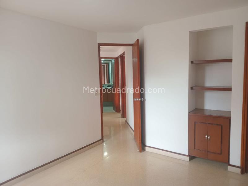 Apartamento de 3 Alcobas con 2 Balcones y Parqueadero Cubierto en El Poblado - 9