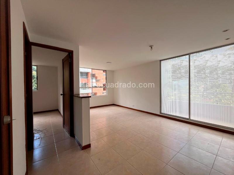 Apartamento de 3 Alcobas con Balcón y Parqueadero Cubierto en El Poblado