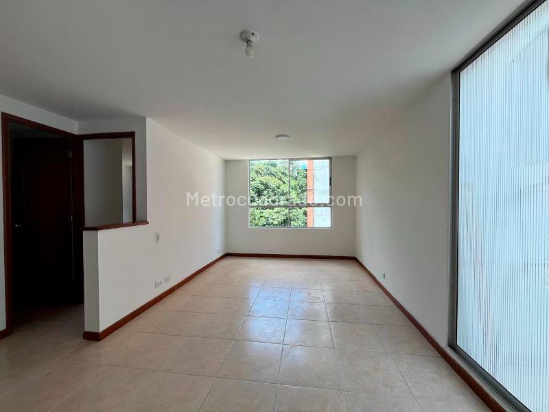 Apartamento de 3 Alcobas con Balcón y Parqueadero Cubierto en El Poblado - 2