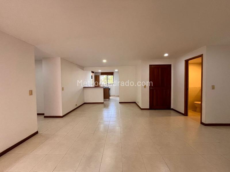 3BR Apartment with Balcony in Gated Community, El Poblado