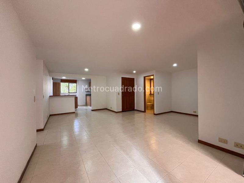 3BR Apartment with Balcony in Gated Community, El Poblado - 2