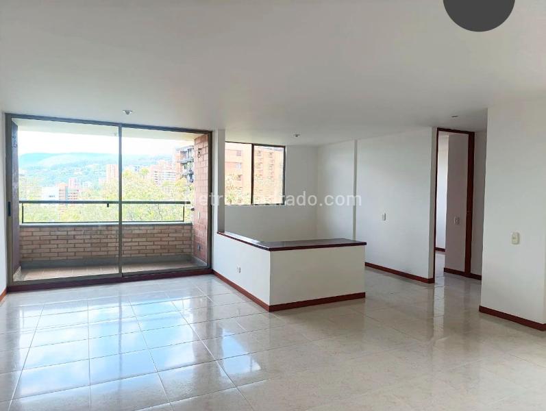 Apartamento de 2 Alcobas con Terraza y Parqueadero Cubierto en El Poblado