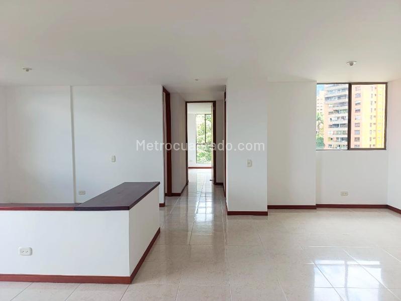 Apartamento de 2 Alcobas con Terraza y Parqueadero Cubierto en El Poblado - 2