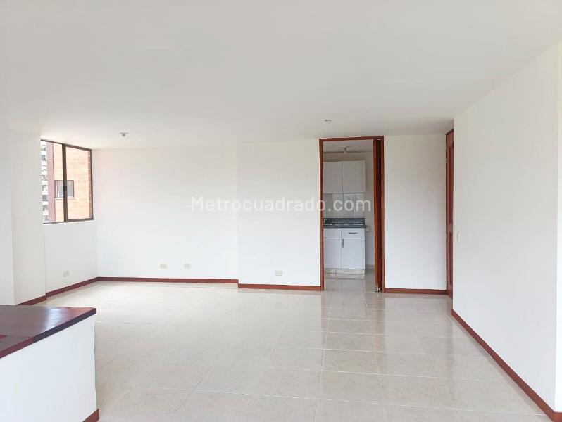 Apartamento de 2 Alcobas con Terraza y Parqueadero Cubierto en El Poblado - 4