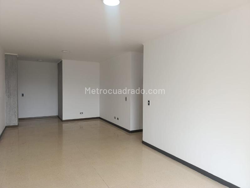 Spacious 3BR Apartment Near Amenities in El Poblado - 2