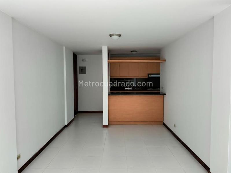 Apartamento de 3 alcobas con balcón y parqueadero cubierto en El Poblado - 2