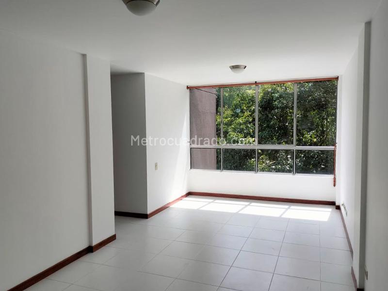 Apartamento de 3 alcobas con balcón y parqueadero cubierto en El Poblado - 3