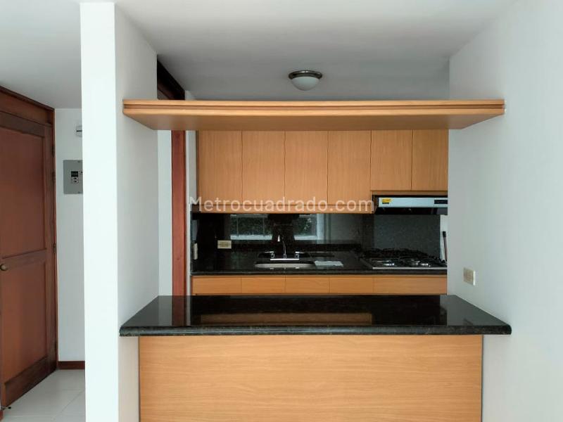 Apartamento de 3 alcobas con balcón y parqueadero cubierto en El Poblado - 4