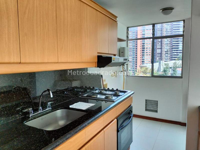Apartamento de 3 alcobas con balcón y parqueadero cubierto en El Poblado - 5