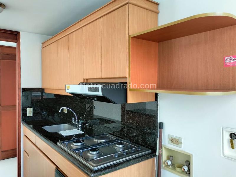 Apartamento de 3 alcobas con balcón y parqueadero cubierto en El Poblado - 6