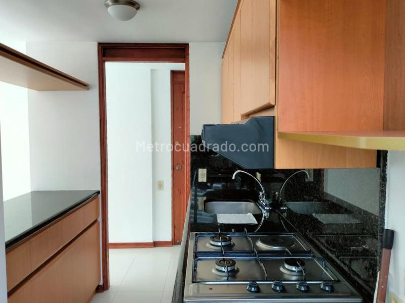 Apartamento de 3 alcobas con balcón y parqueadero cubierto en El Poblado - 7