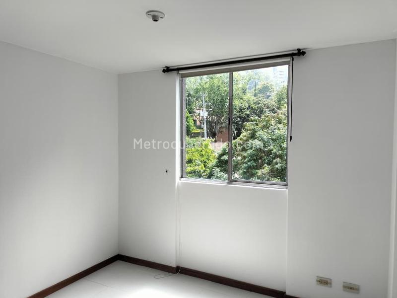 Apartamento de 3 alcobas con balcón y parqueadero cubierto en El Poblado - 8
