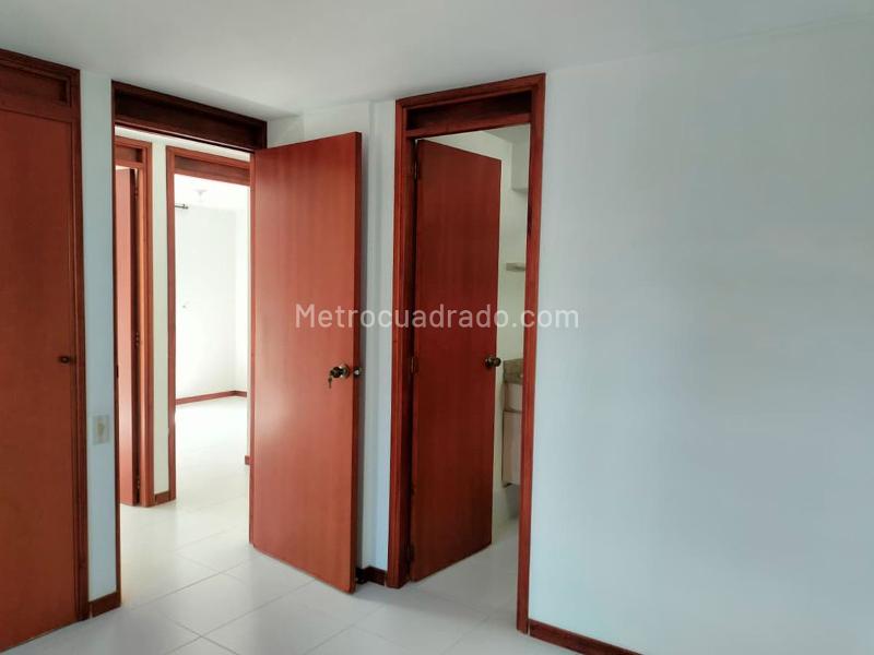 Apartamento de 3 alcobas con balcón y parqueadero cubierto en El Poblado - 9