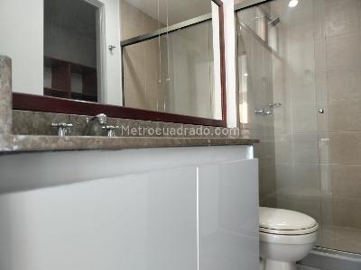 Apartamento de 2 alcobas en arriendo en El Poblado, Medellín, 104 m² · foto 13 de 14