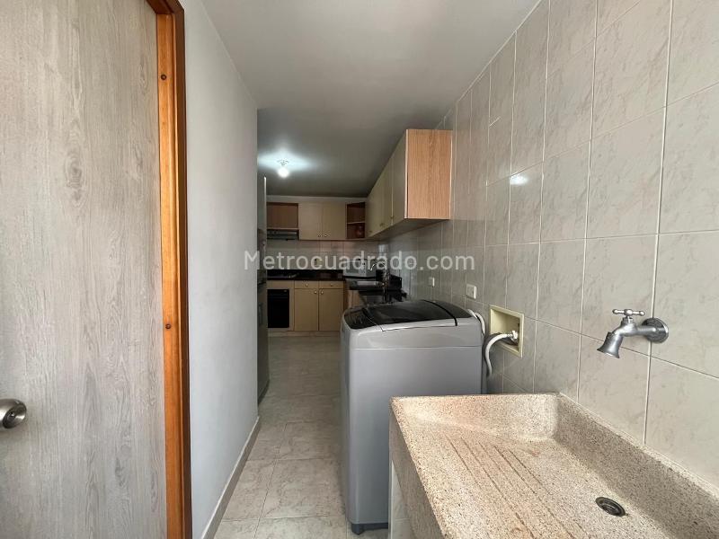 Apartamento amoblado de 3 alcobas en Las Lomas No. 1 - 3