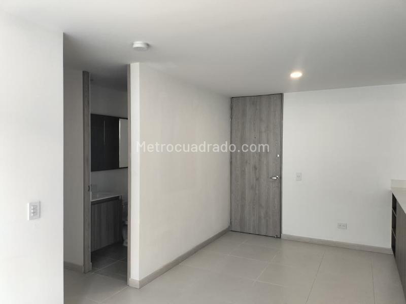 Apartamento de 3 Alcobas con Balcón y Parqueadero en El Poblado - 4