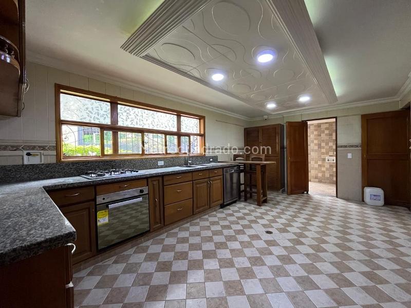 Casa Independiente de 5 Alcobas con Piscina en El Poblado - 4