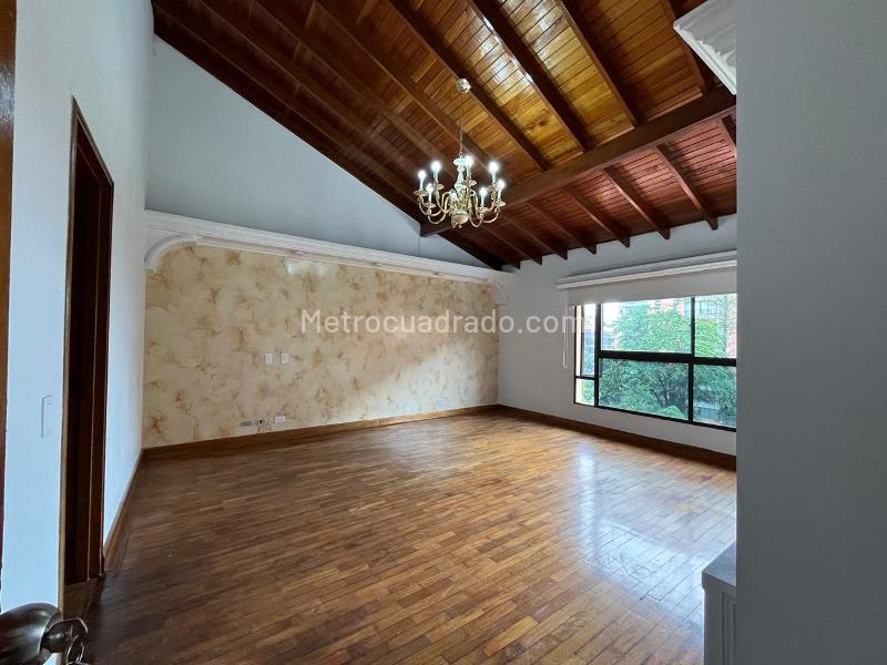 Casa Independiente de 5 Alcobas con Piscina en El Poblado - 8