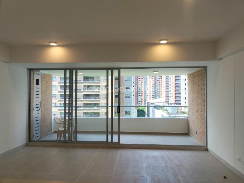 Modern 4BR Apartment with Pool in El Poblado - 2