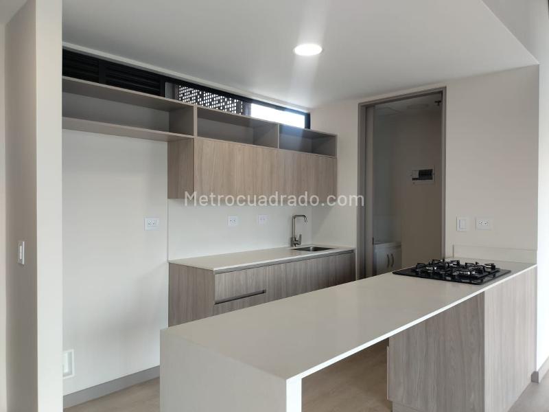 1BR Studio Apartment with Balcony and Covered Parking in El Poblado - 4