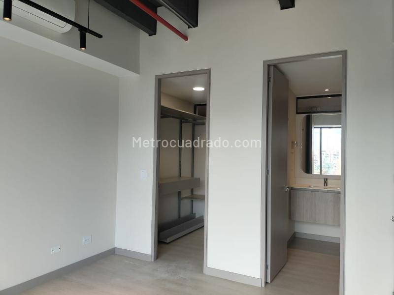 1BR Studio Apartment with Balcony and Covered Parking in El Poblado - 8