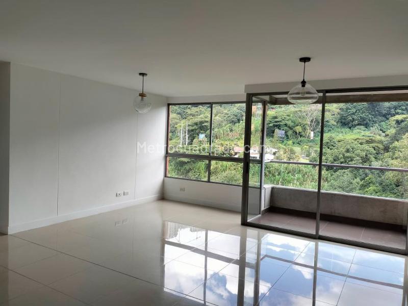 Apartamento de 3 Alcobas en Zona Residencial Tranquila de Castropol - 2