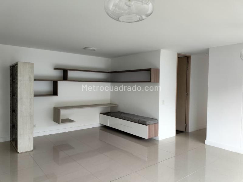 Apartamento de 3 Alcobas en Zona Residencial Tranquila de Castropol - 3