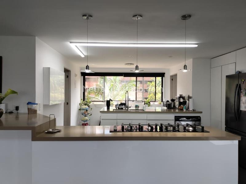 Apartamento Amoblado de 4 Alcobas en El Poblado con Ascensor y Piscina - 5