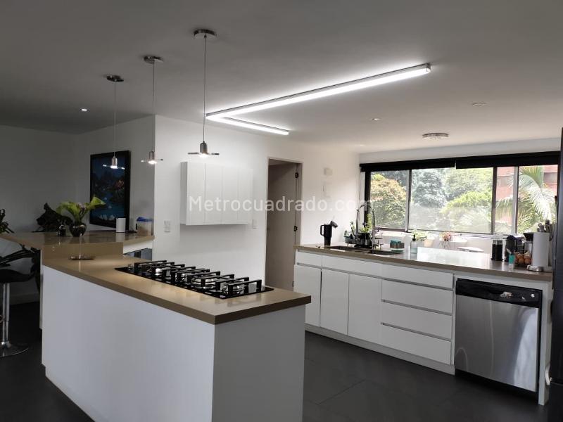 Apartamento Amoblado de 4 Alcobas en El Poblado con Ascensor y Piscina - 6