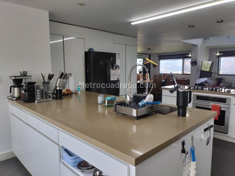 Apartamento Amoblado de 4 Alcobas en El Poblado con Ascensor y Piscina - 7
