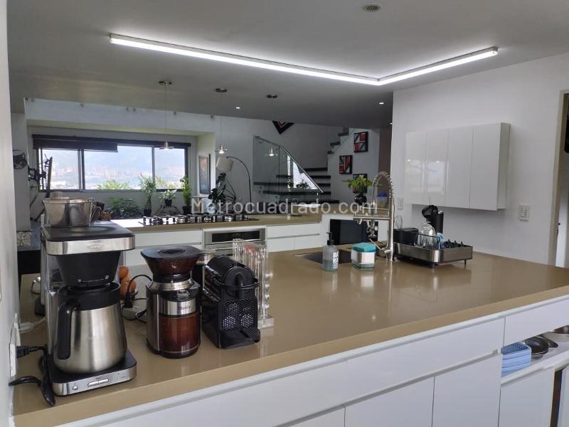 Apartamento Amoblado de 4 Alcobas en El Poblado con Ascensor y Piscina - 8