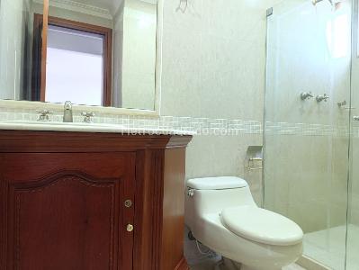 Apartamento de 4 alcobas en arriendo en El Poblado, Medellín, 425 m² · foto 18 de 19