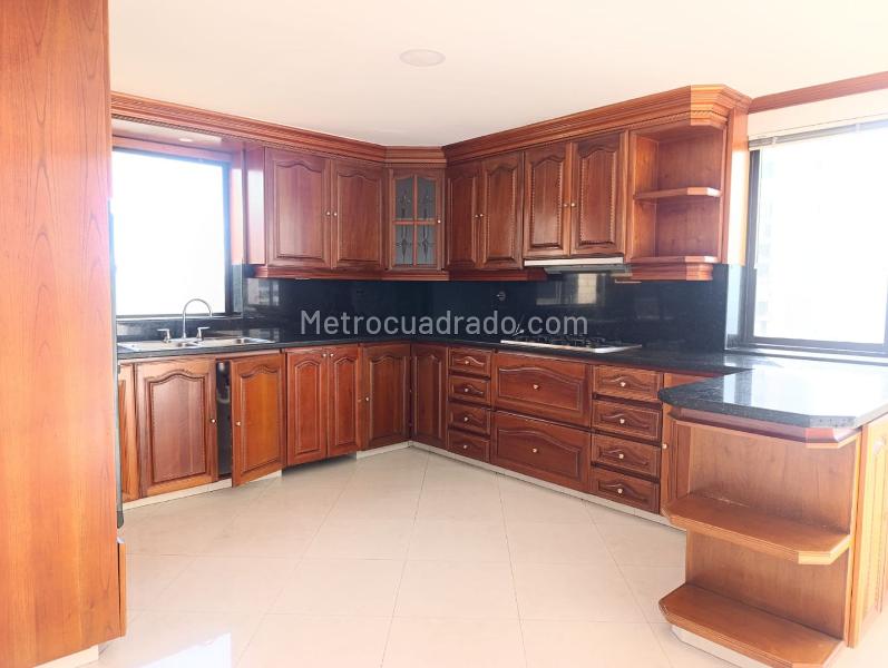 Apartamento de 4 Alcobas con Jacuzzi en Conjunto Cerrado, El Poblado - 8