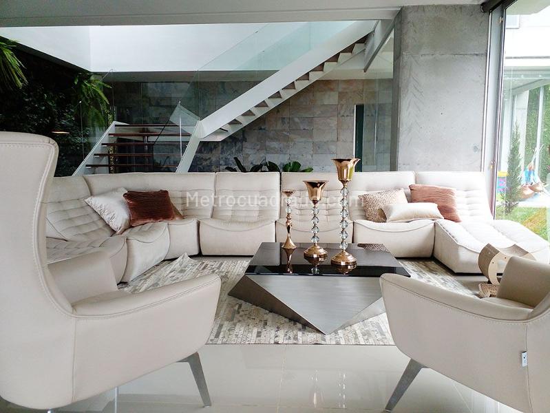 Casa Amoblada de 4 Alcobas con Piscina en Los Balsos No1