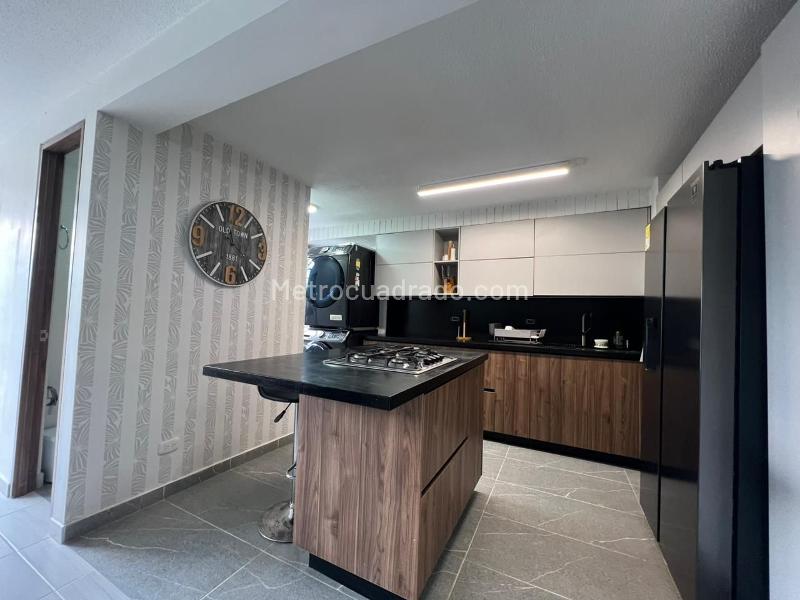 Furnished 2BR Apartment with Balcony in El Poblado - 9