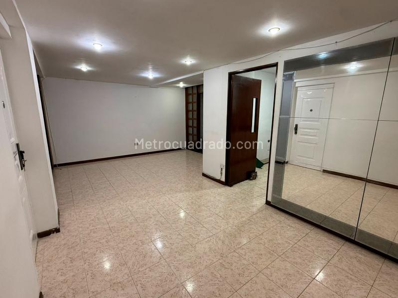 Apartamento de 3 Alcobas en El Poblado con Estudio y Piscina