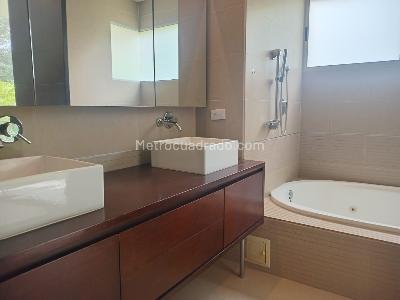 Apartamento de 3 alcobas en arriendo en El Poblado, Medellín, 220 m² · foto 18 de 20
