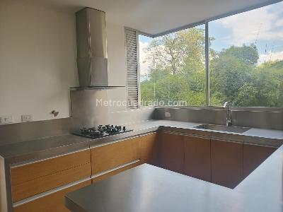 Apartamento de 3 alcobas en arriendo en El Poblado, Medellín, 220 m² · foto 8 de 20